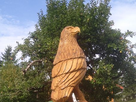 Lebensgroße Holzskulptur Adler sitzend auf Baumstumpf im Garten, handgefertigt mit der Kettensäge – Auftragsarbeit Andreas Patzak, Erzgebirg