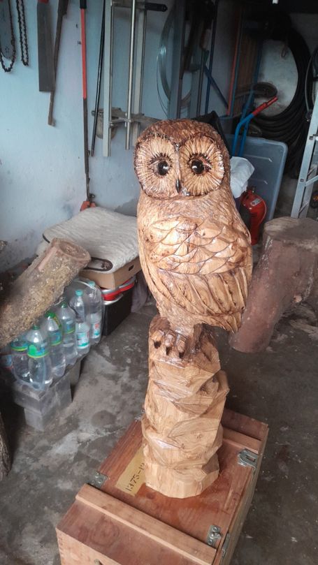 Massive Holz-Eule mit rustikalem Charakter