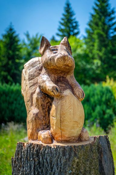 70 cm große Eichhörnchen-Skulptur aus Eschenholz, mit der Kettensäge geschnitzt, Kettensägenkunst