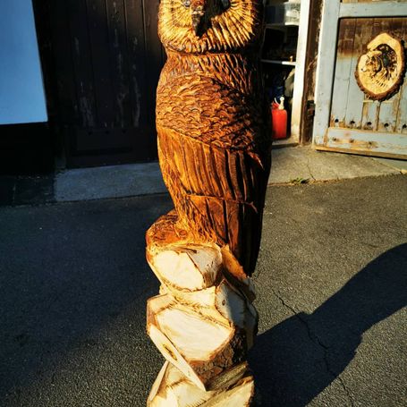 Eule aus Holz – Kettensägenkunst aus Sachsen