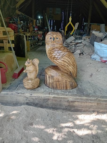 Holz-Eule als dekorative Gartenskulptur