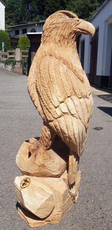 Adler auf Stamm mit der Motorsäge geschnitzt 