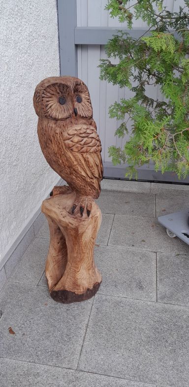 Holzskulptur Eule mit der Motorsäge geschnitzt