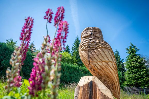 1,50 m große Eulen-Skulptur aus Eschenholz, handgeschnitzt mit der Kettensäge, Kettensägenkunst