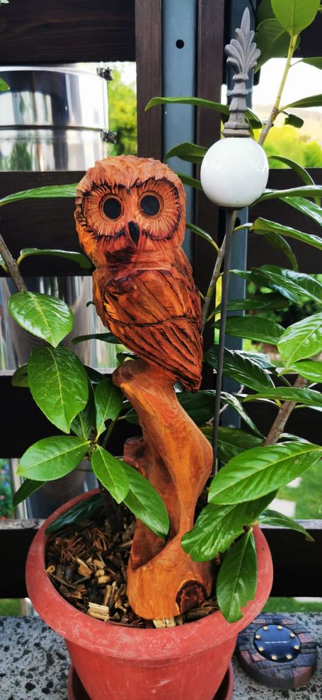 Holz-Eule in traditioneller Handarbeit gefertigt