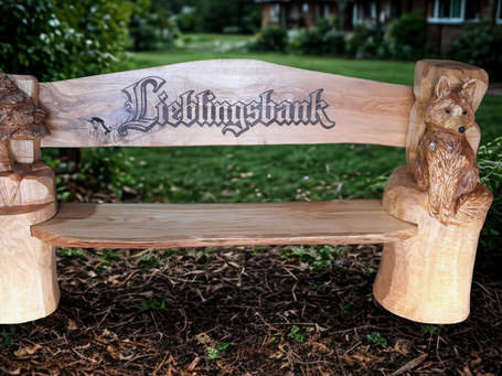Handgefertigte Holzbank mit graviertem Schriftzug Lieblingsbank, Fuchs und Tanne als Armlehnen aus Massivholz – Auftragsarbeit Kettensägenkü