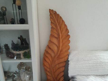 Große Holzfeder aus Massivholz als Wanddekoration im Innenbereich, handgefertigt mit der Kettensäge – Auftragsarbeit Andreas Patzak, Sachsen